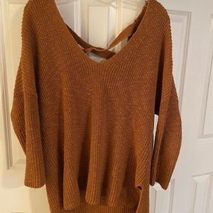 Express Sweater. Cross back. Camel. Size M
